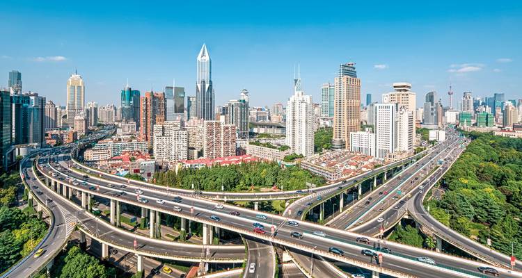 Vue aérienne de gratte-ciel modernes et d'échangeurs autoroutiers à Shanghai.