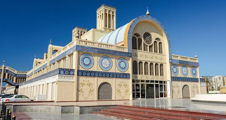 Islamische Architekturstruktur mit kunstvollen Fliesenmustern.