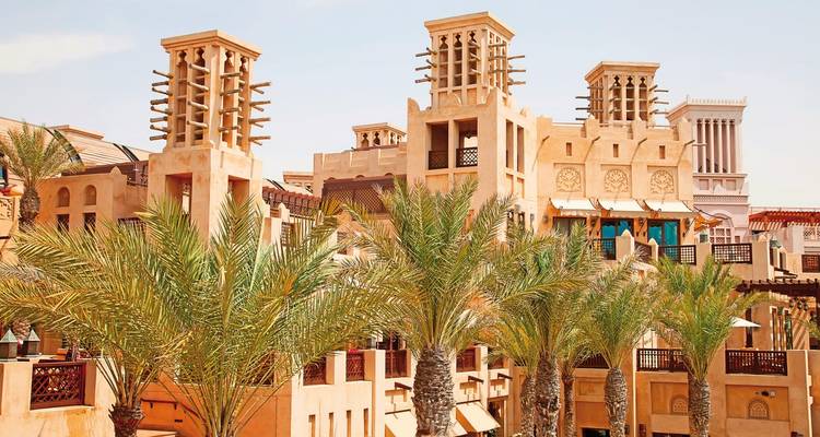 Traditionelle nahöstliche Architektur mit Palmen.