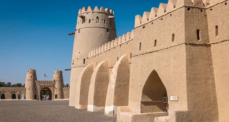 Historische Festung mit Zinnen bewehrten Mauern.