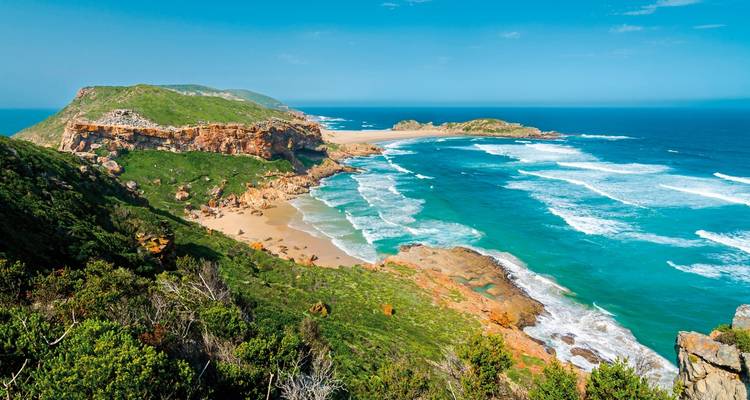 Vue côtière pittoresque avec des vagues qui se brisent sur les rochers.