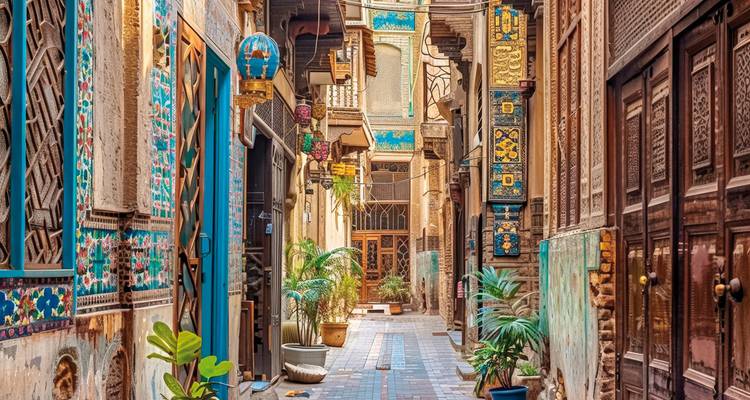 Charmante ruelle avec des bâtiments colorés et des décorations vibrantes.