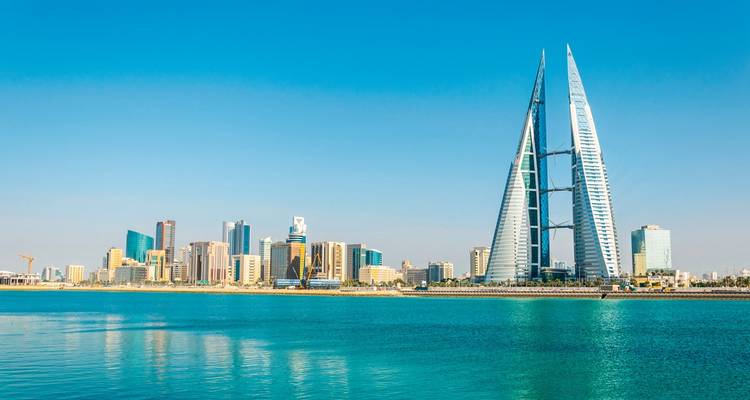 Ein Skyline-Blick auf Manama mit Zwillingstürmen am Wasser.