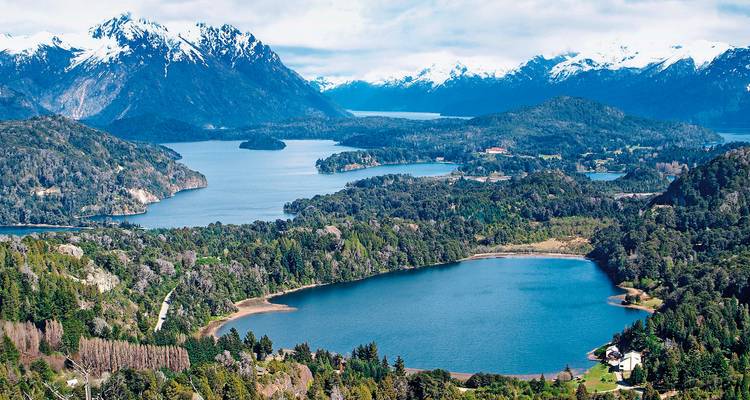 Bergige Seenlandschaft mit Grünflächen und ruhigen Gewässern