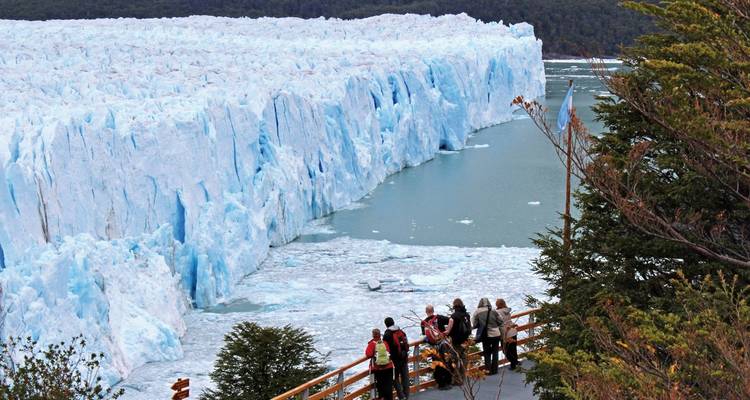 Menschen, die den Perito-Moreno-Gletscher mit großen Eisformationen betrachten