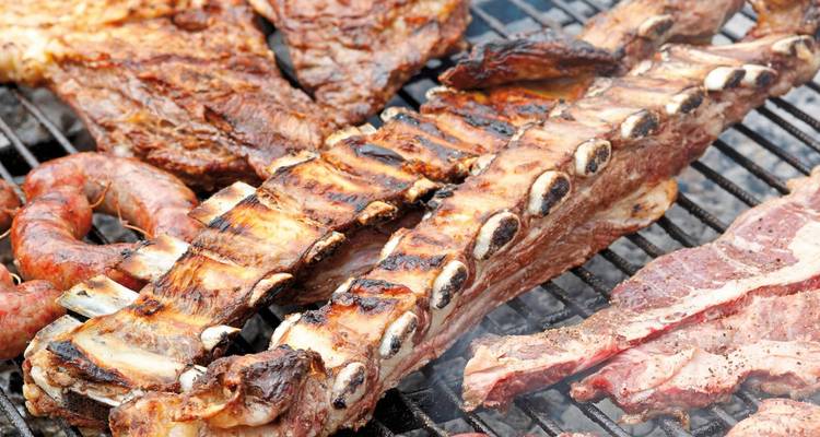 Gegrilltes Fleisch auf einem Grillrost