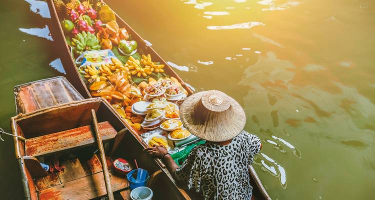 Mercado flotante con una variedad de frutas y productos coloridos.