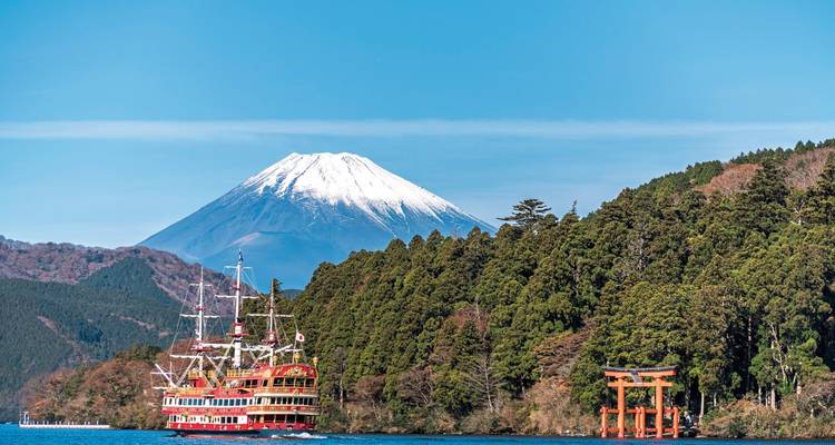 Blick auf den Mount Fuji mit einem Piraten-Boot auf dem See.