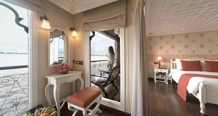 Chambre avec balcon donnant sur une rivière