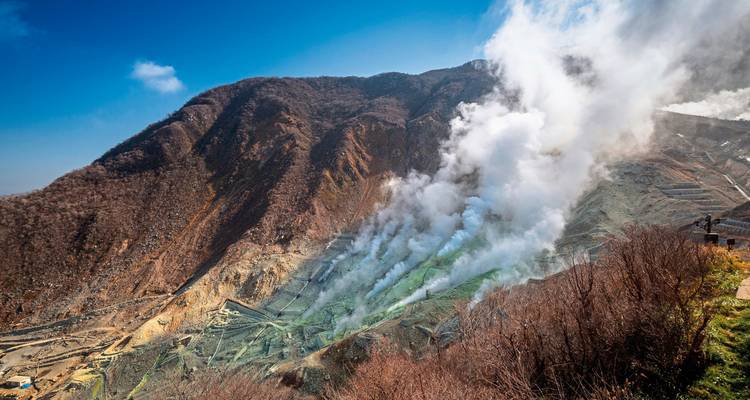 Vapeur volcanique d'un paysage montagneux.