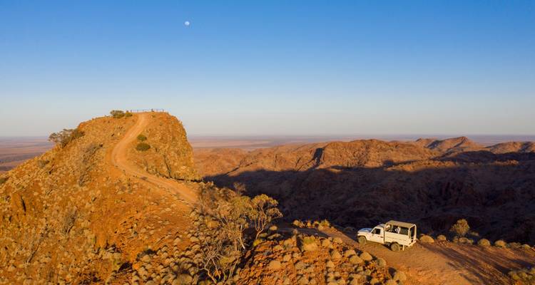 Voertuig op een rotsachtige weg in een bergachtig gebied.