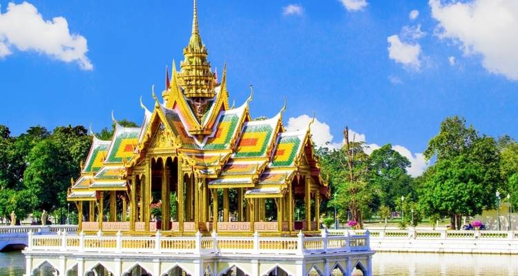 Ein eleganter Tempel mit komplizierten Verzierungen und leuchtenden Farben an einem See.