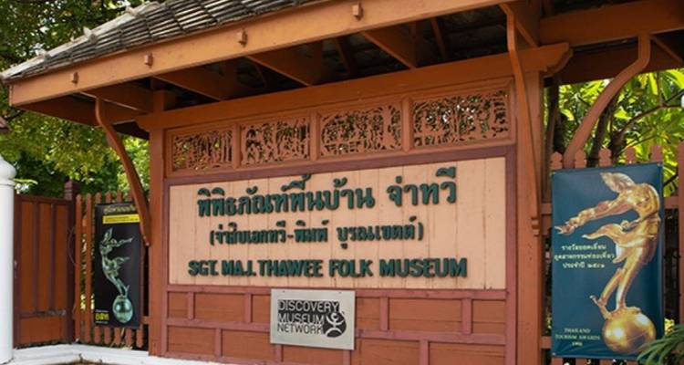 Ein Schild mit Text vor einem Volkskundemuseum.