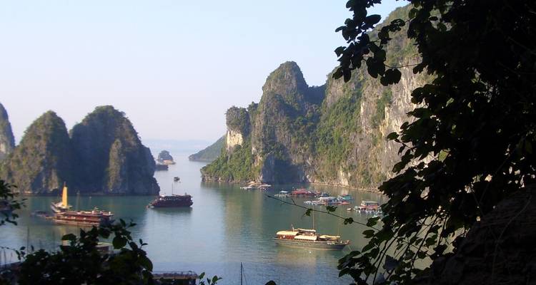 Ein malerischer Blick auf die Halong-Bucht mit Booten und Inseln.