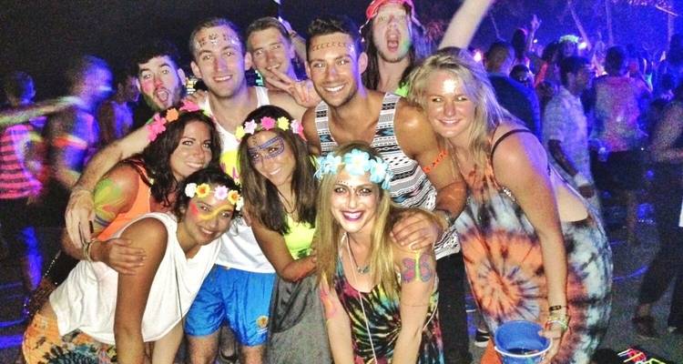 Groep mensen die genieten van een nachtfeest met gezichtsverf.