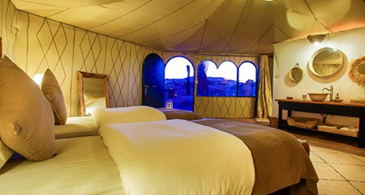 Interieur van een luxe tent met twee eenpersoonsbedden
