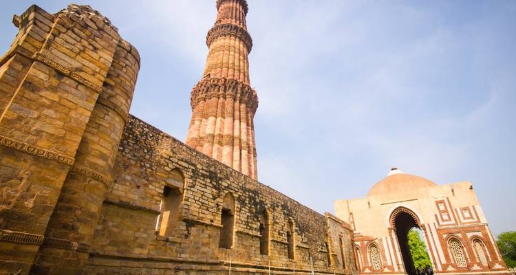 Historischer Turm mit kunstvollen Schnitzereien und Torweg.