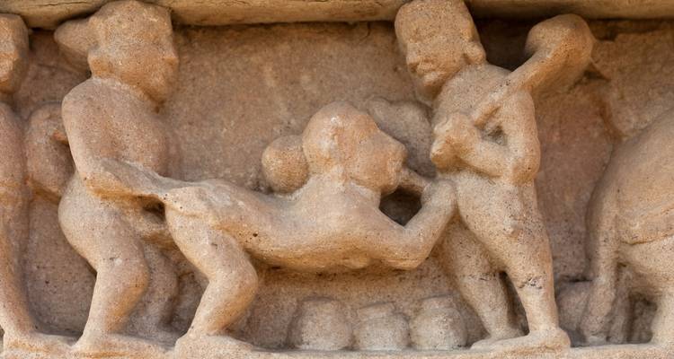 Nahaufnahme von Steinschnitzereien mit Figuren und Tieren.