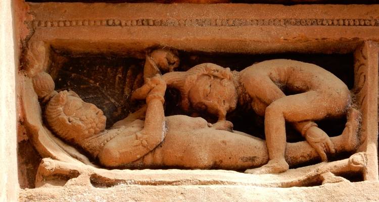 Detailliertes Steinrelief, das eine antike mythologische Szene darstellt.