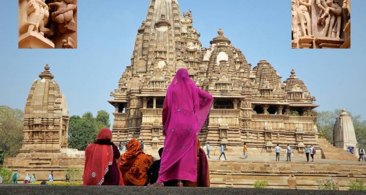 Besucher in einem Tempel mit detaillierten Schnitzereien.