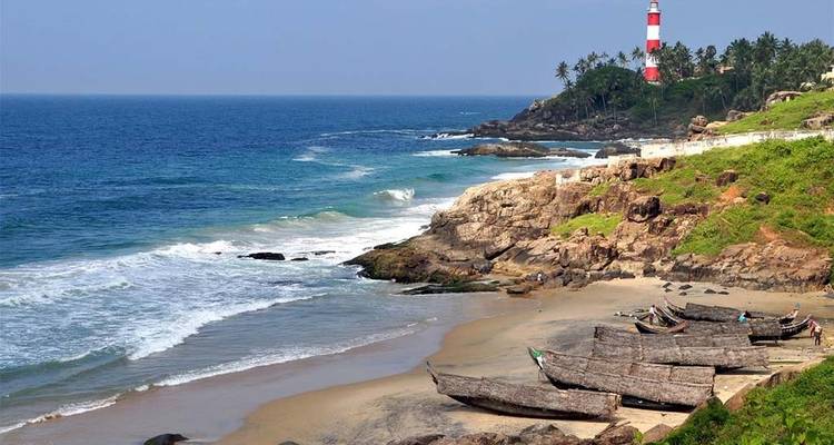 Leuchtturm auf einer Küstenklippe mit Blick auf das Meer.