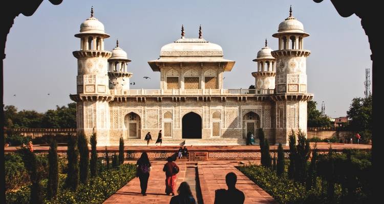 Touristen, die zum Grabmal von Itimad-ud-Daulah gehen.