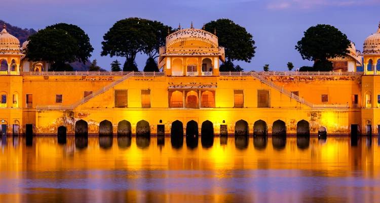 Jal Mahal spiegelt sich bei Sonnenuntergang im See wider.
