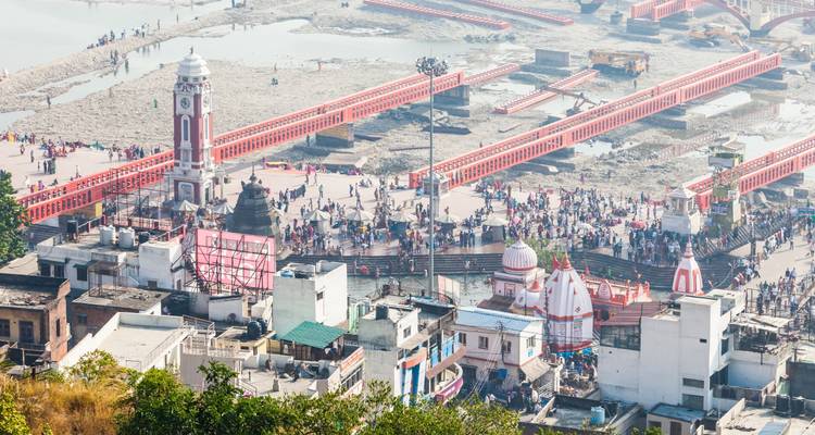 Überfüllte Ghats und Gebäude am Fluss.