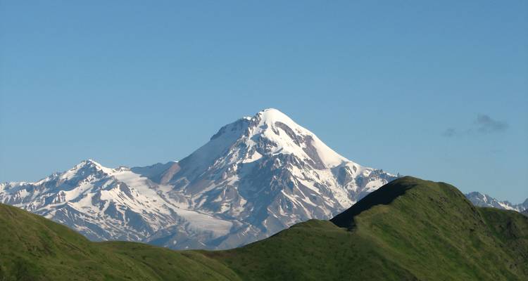 Sommet de montagne enneigé en Géorgie.