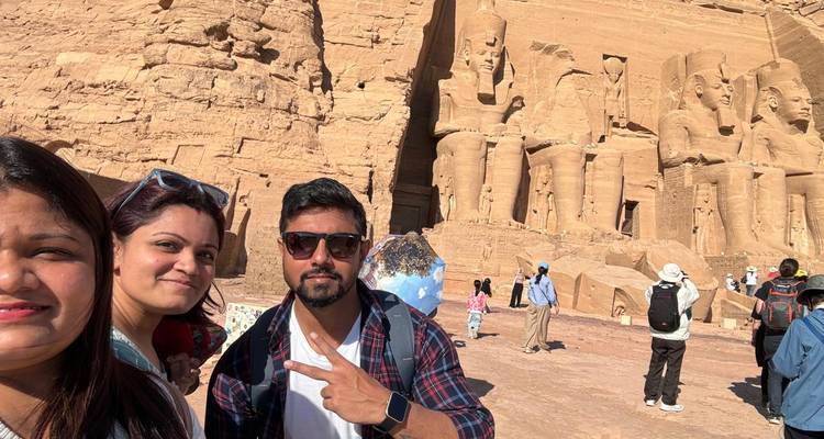 Drie vrienden poseren bij de Abu Simbel Tempels.