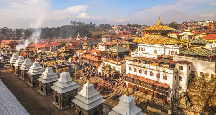 Luftaufnahme eines belebten, historischen Tempelkomplexes mit einer Menschenmenge.