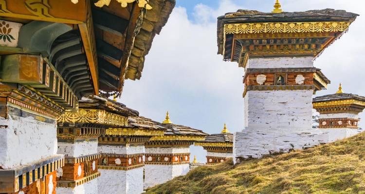 Traditionelle bhutanische Stupas mit goldenen Spitzen geschmückt.