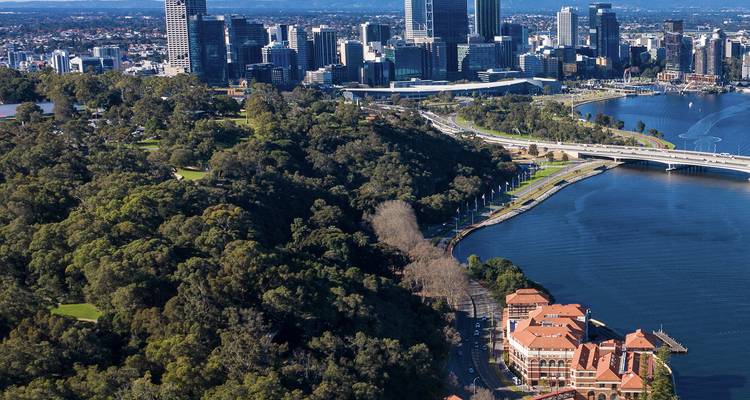 Vista aérea de una ciudad con río y parque