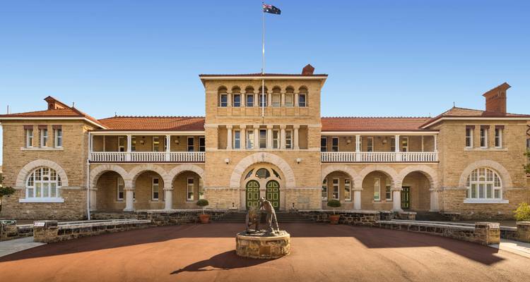Edificio histórico con una bandera en la parte superior