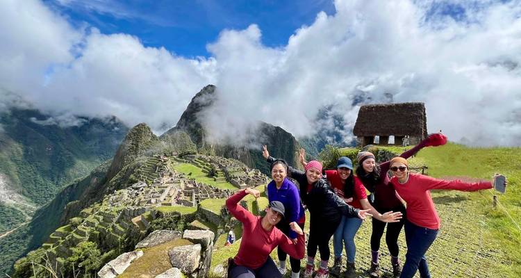 Groep vrouwen die poseren en een selfie maken voor Machu Picchu.