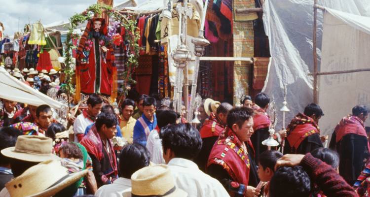 Kleurrijke straatmarkt met mensen in traditionele Guatemalteekse kledij.
