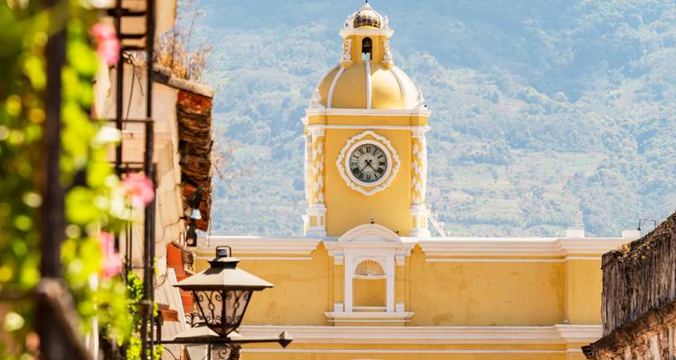 Gele klokkentoren in Antigua, Guatemala.