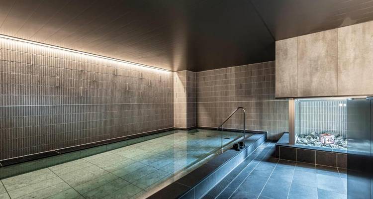 Hotelhallenbad mit minimalistischem Design.