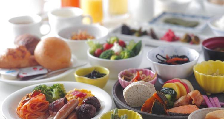 Gemischtes Frühstücksbuffet mit verschiedenen Gerichten.