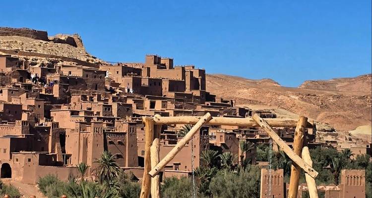 Blick auf ein traditionelles Lehmdorf mit blauem Himmel.
