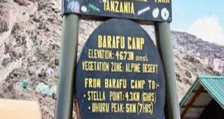 Panneau du Camp Barafu sur un arrière-plan de montagne.