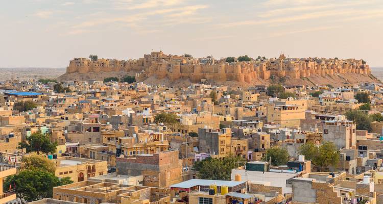 Vista panorámica de Jaisalmer Fort elevándose sobre la ciudad dorada al atardecer.