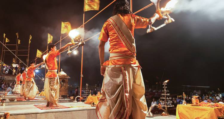 Gruppe von Menschen, die ein traditionelles Ritual am Fluss durchführen
