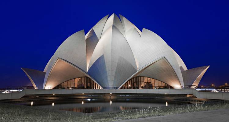 Lotus-Tempel nachts beleuchtet mit Spiegelung im Wasser