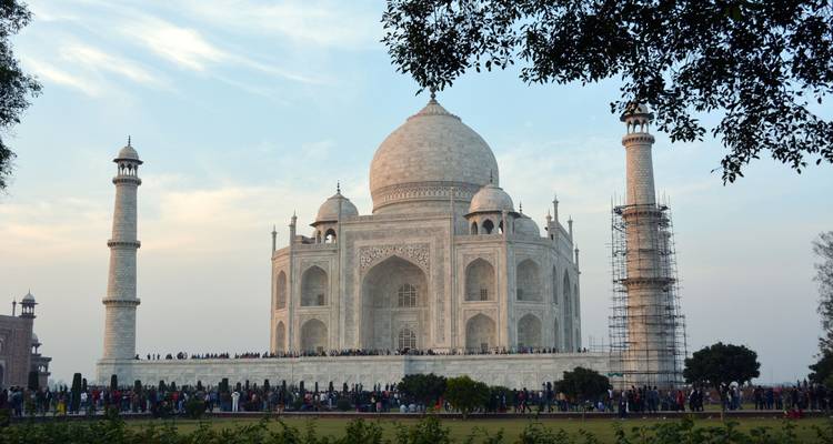 Taj Mahal mit Menschen in den Gärten und sichtbarem Gerüst