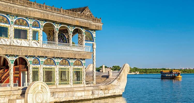 Bateau de marbre au Palais d'été sur un lac paisible.
