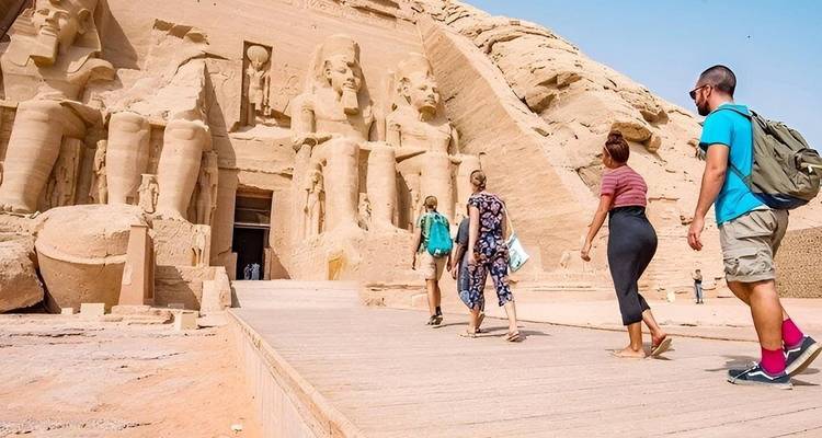 Des gens marchant vers le temple d'Abou Simbel.