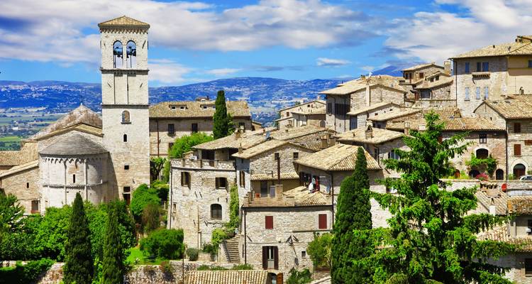 Heuvelstad met middeleeuwse stenen gebouwen in Assisi.