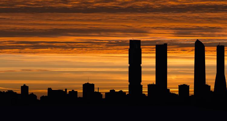 Silhouet van de skyline van Madrid tegen een dramatische zonsondergang.