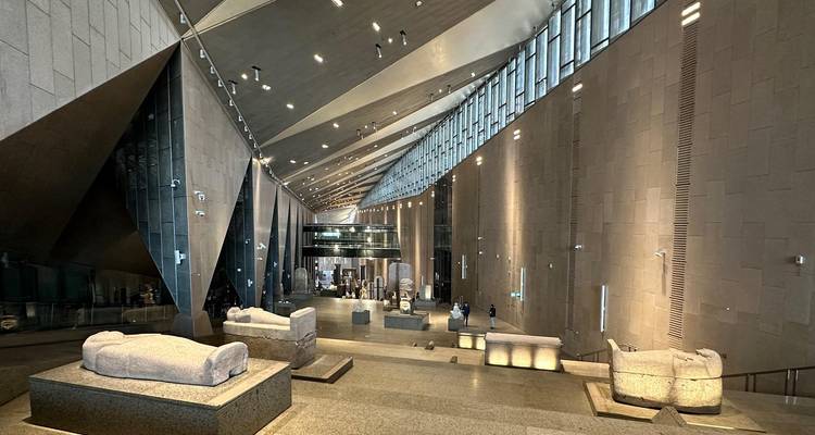 Vaste hall d'accueil du musée égyptien avec des expositions
